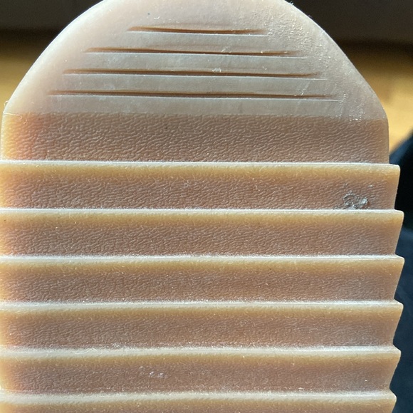 *LIKE NEW* Women’s Born Distressed Lynn Sneaker - Picture 4 of 5